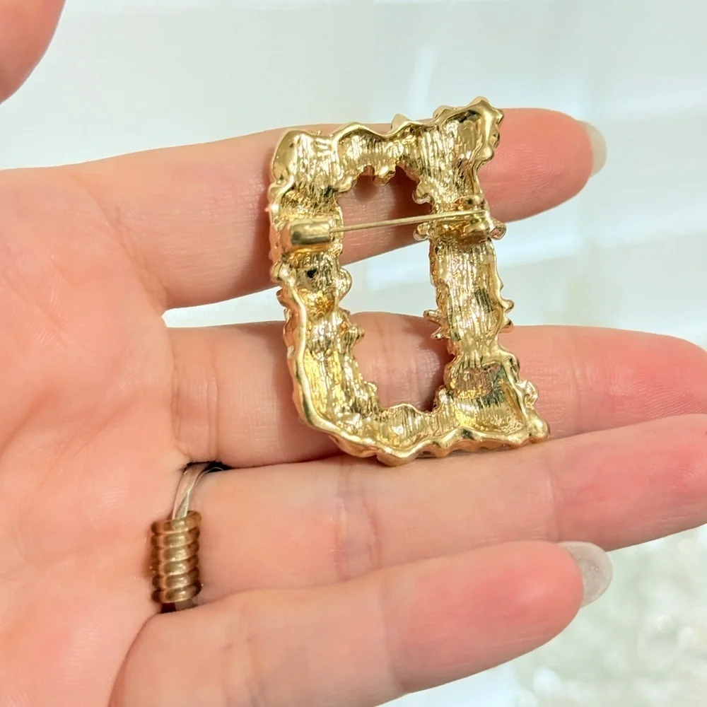 ⚜️ Elegant Gold and Multicolor Brooch